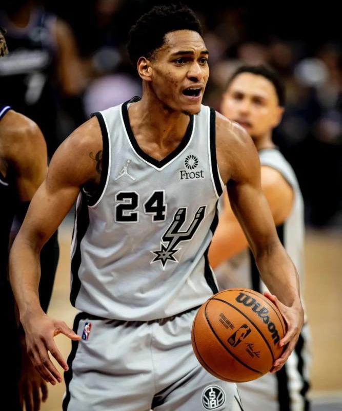 马刺格林斯（马刺格林）