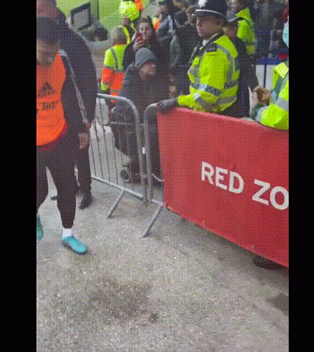 c罗为摔球迷手机致歉的话（c罗为摔球迷手机致歉）