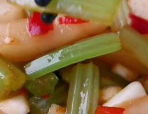 自从学会芹菜这样做,天天吃都不腻,比吃肉还香,酸辣爽口,解馋