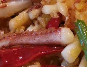 自从学会了鱿鱼的这种做法,我家一周吃5次,香辣过瘾上桌就抢光