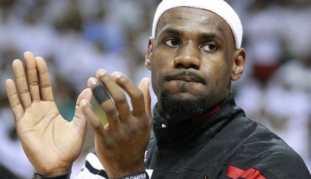 詹姆斯飞跃卢卡斯多高（詹姆斯飞跃卢卡斯）