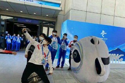 羽生结弦和冰墩墩合照高清（羽生结弦和冰墩墩合照）