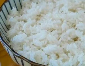 我家剩米饭从不2次蒸,淋3个鸡蛋,不用烙不用蒸,出锅比吃肉还香