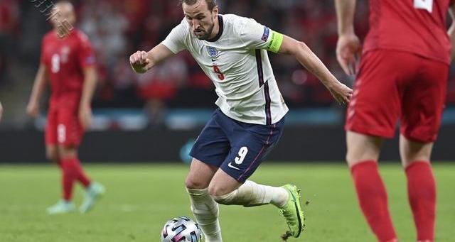 球迷用激光笔照射丹麦门将 文章（球迷用激光笔照射丹麦门将）