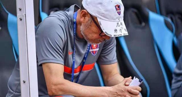 重庆当代足球队最新消息（足球报:当代集团早晚会甩掉重庆队）