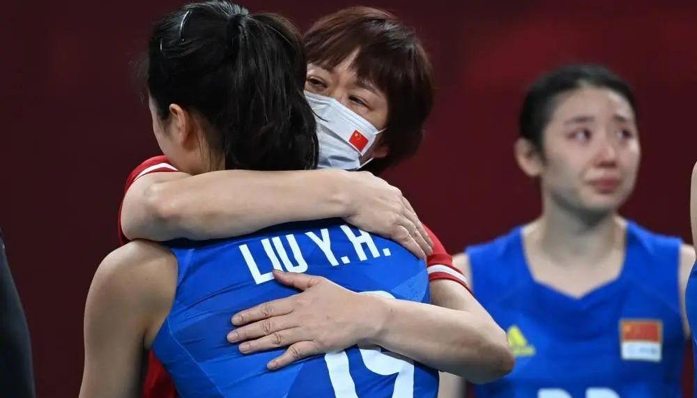 女排姑娘流泪鞠躬致谢...（女排姑娘流泪鞠躬致谢郎平）