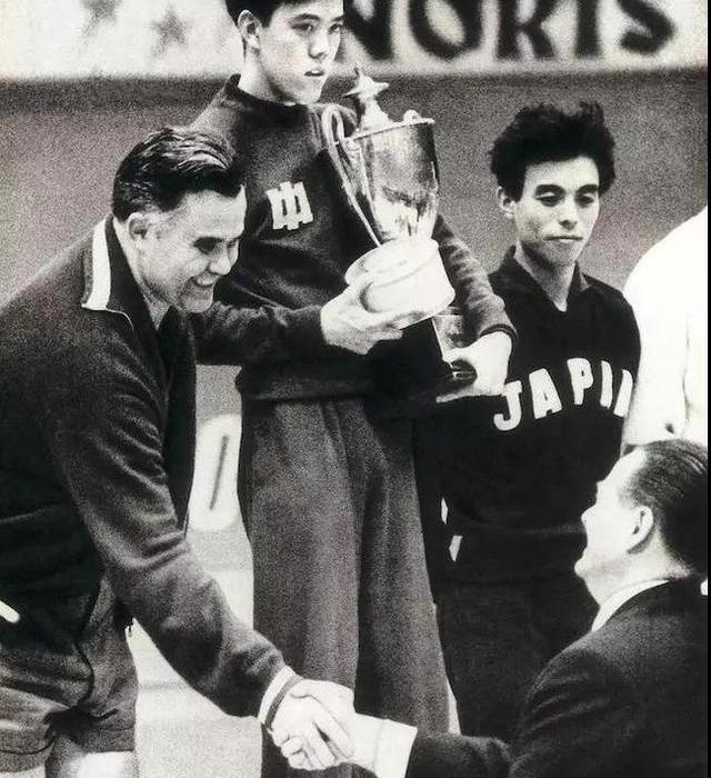 荣国团获得首个世界冠军十几岁（荣国团）