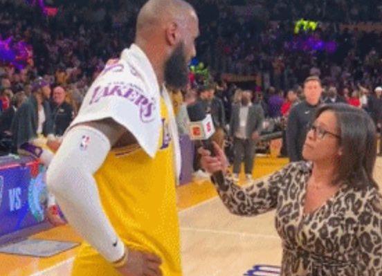 詹姆斯赛后采访中被队友泼水文章（詹姆斯赛后采访中被队友泼水）