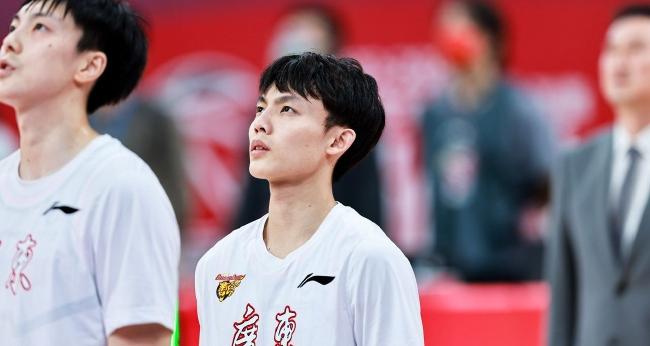 中国男篮24人集训大名单图片（中国男篮公布16人集训大名单）