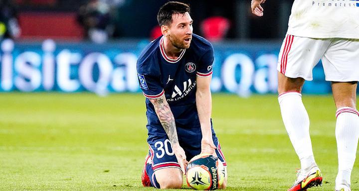 梅西腿被踢90度骨折（梅西左膝骨挫伤）