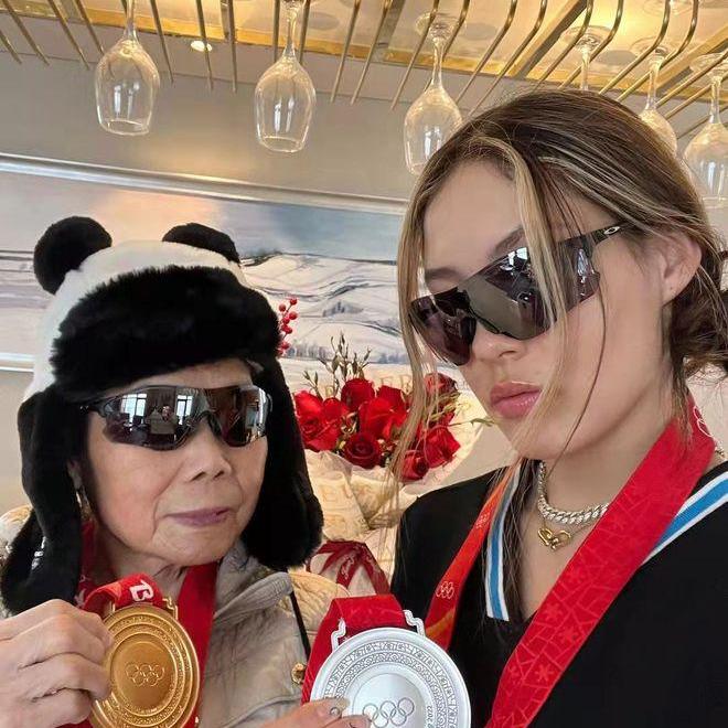 谷爱凌 父亲 合影（谷爱凌晒和外婆合影）