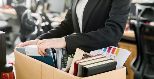 员工离职后在公司举报我受贿. 影响了我的工作.他这种行为属于违法吗（离职员工举报搞垮一个公司）