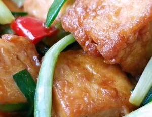 豆腐不要直接炒着吃,加2个鸡蛋,吃一次就忘不了,比吃肉还香