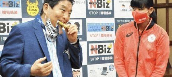日本奥运会咬金牌（日本市长咬奥运金牌）