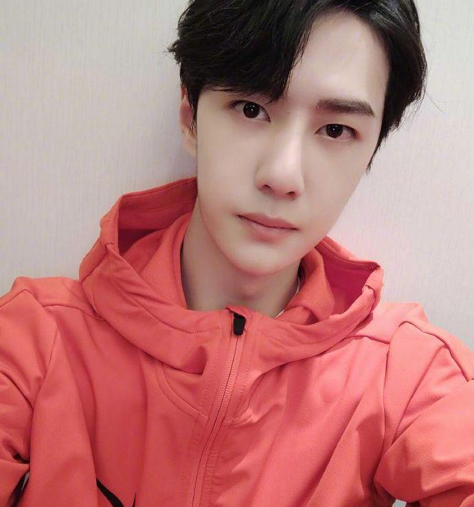 王一博和邓亚萍（邓亚萍喊王一博参加奥运会）