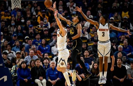 库里复出普尔30分勇士轻取掘金（库里复出普尔30分 勇士轻取掘金）