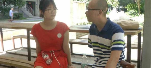 前残奥冠军送女儿上清华（残奥冠军给考上清华女儿送丑小鸭）