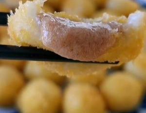 汤圆不要直接煮着吃,加2个鸡蛋,筷子搅一搅,出锅瞬间被扫光