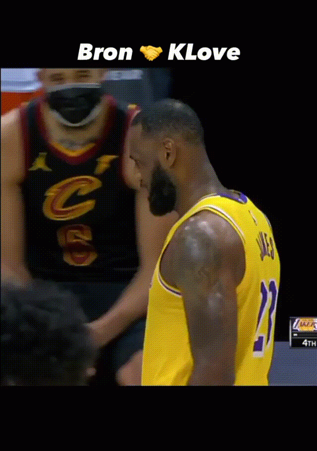 詹姆斯开场和队友击掌（詹姆斯和自己击掌）