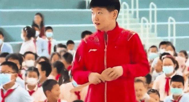 孙颖莎拿锅铲和小学生打乒乓球（孙颖莎拿锅铲与小学生对打）