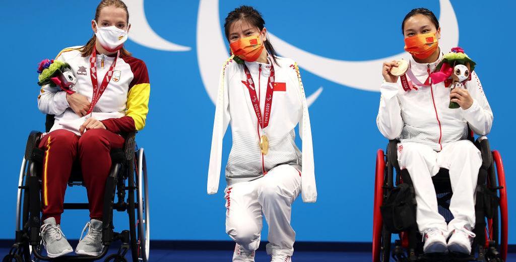 卢冬夺金后单腿下蹲合影⋯（卢冬夺金后单腿下蹲合影）