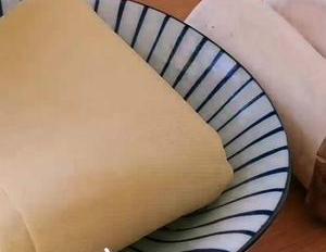 豆腐皮别炒着吃了,试试这样做,滑嫩又营养,比吃红烧肉还香