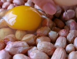 花生米别油炸了,加2个鸡蛋,酥脆又松软,出锅孩子抢着吃,解馋