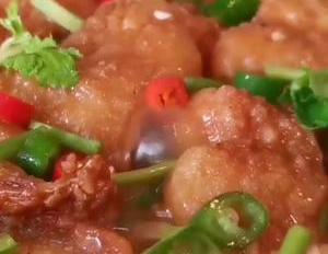 我家草鱼从不红烧,淋一个鸡蛋,不加一滴水,出锅连汤汁都不剩