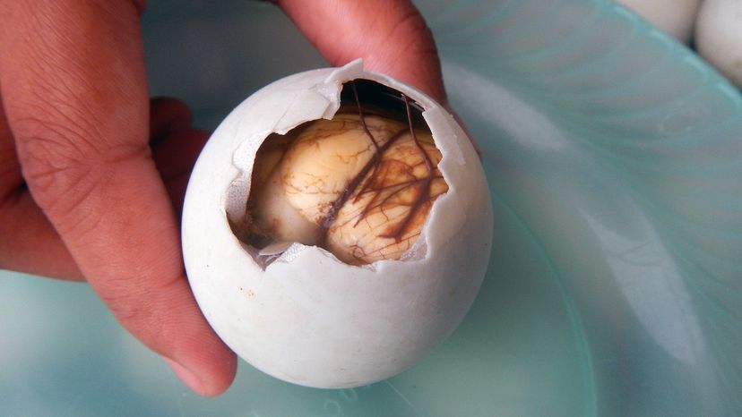 Balut 是您必须相信的亚洲街头食品