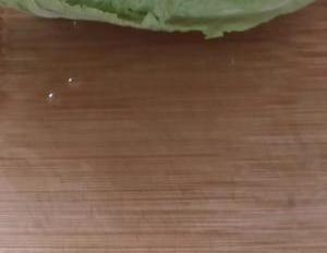 白菜最近火了,用开水一烫,不炒也不炖,比吃肉还过瘾,太下饭了
