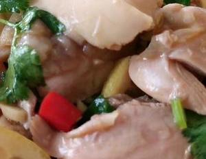 酸辣手撕鸡腿做法（尝尝这个网红手撕鸡腿肉吧好吃不贵酸辣开胃）