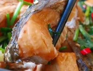 我家草鱼从不红烧,加一块豆腐,不加一滴水,上桌连汤汁都不剩