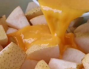 春天要多吃梨,淋2个鸡蛋,不油炸不水煮,孩子吃了还想吃,解馋