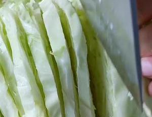 包菜最好吃的做法,加一个西红柿,不蒸不煮不油炸,比肉还要香