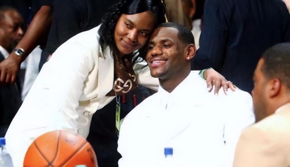 詹姆斯的母亲叫什么（詹姆斯的母亲）