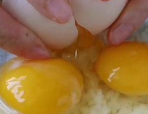 大米饭加鸡蛋这样做太香了,不用炒不油炸,早餐孩子吃上瘾,解馋