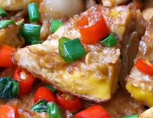 豆腐别直接炒着吃,加4个鸡蛋,鲜嫩多汁又营养,上桌就扫光