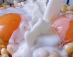 黄豆里加2个鸡蛋,居然这么好吃,不用蒸不用烙,出锅瞬间被扫光