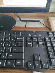 键盘失灵但灯还是亮着是什么原因？（小键盘不能用）