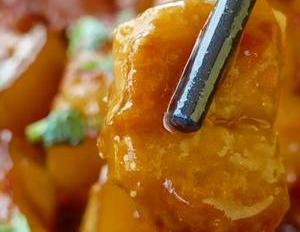 五花肉不要红烧了,加2个咸蛋,比红烧肉还香,一次几斤不够吃