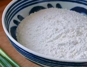 面粉别蒸馒头了,加2个蛋黄,一把葱,比馒头简单,比吃肉还香