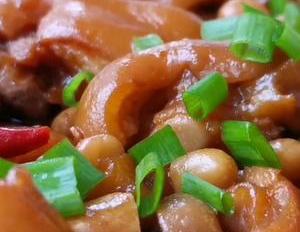 我家猪脚从不红烧,加一碗花生米,不加油不加水,一次4斤不够吃