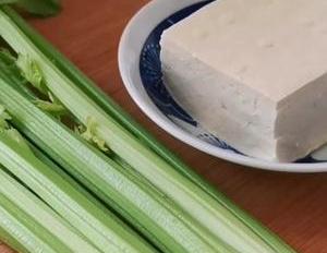 豆腐别直接炒着吃,加一把芹菜,比吃肉还香,上桌连汤汁都不剩