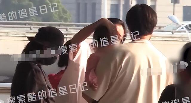 王传君齐溪牵手逛街（王传君齐溪公开恋情后首合体）