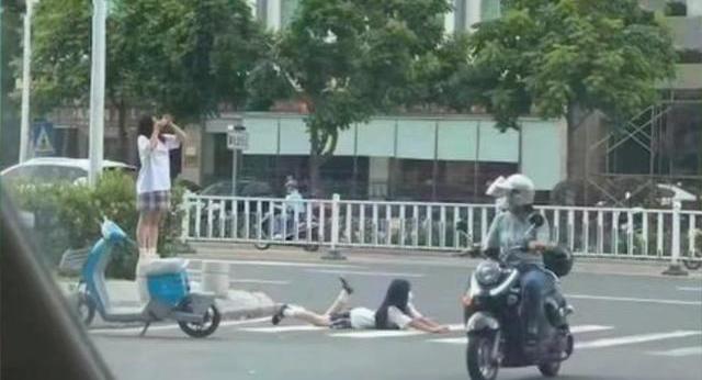 jk少女躺斑马线拍照被碾死（JK少女躺斑马线拍照）