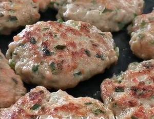 营养美味的蔬菜肉饼,自己在家做几分钟就能烙好出锅,太美味了