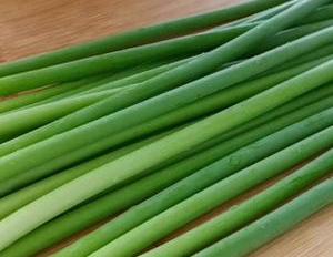 蒜苔就这样吃,不用炒不油炸,鲜嫩入味,比吃肉还香