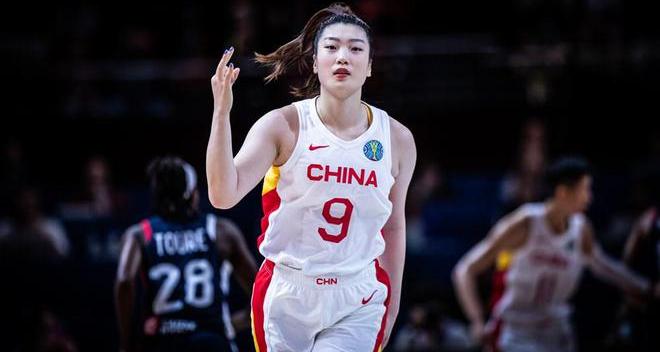 女篮李梦哭了,李梦赛前发烧