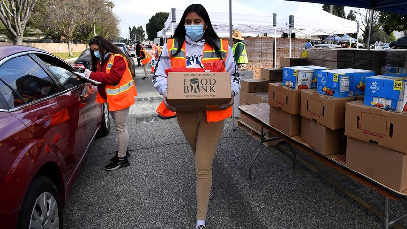 从书籍到豆类：公共图书馆投入力量分发食物