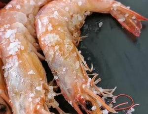 盐焗大虾,做法简单看一遍就懂,咸香肉嫩,盐还可以留着下次再用